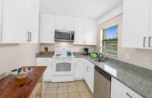 Lely Condo | Relax in This Stylish Condo in Naples