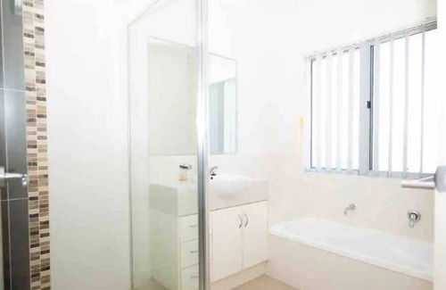 Poona House | Relax in vacay home w/breezes 2 mins from bay/ swim or hike foreshore trails!