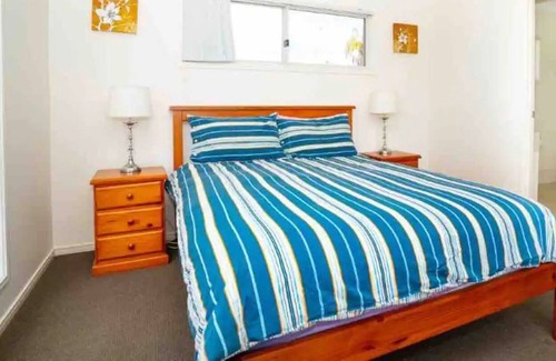 Poona House | Relax in vacay home w/breezes 2 mins from bay/ swim or hike foreshore trails!