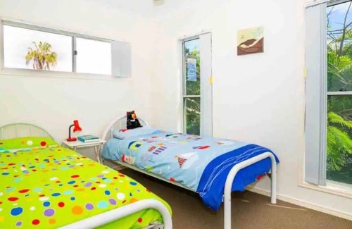 Poona House | Relax in vacay home w/breezes 2 mins from bay/ swim or hike foreshore trails!