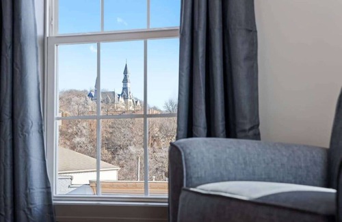 Parkville Apartment | Relax KingBed Walkable to Eateries and Shops