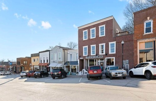 Parkville Apartment | Relax KingBed Walkable to Eateries and Shops
