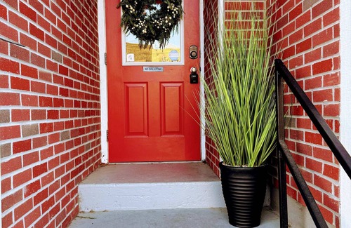 Parkville Apartment | Relax KingBed Walkable to Eateries and Shops