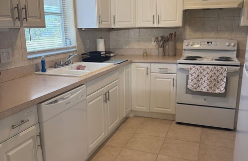 Port Charlotte House | Relax & Play: Hideaway w/Ping Pong + Beaches Nearby