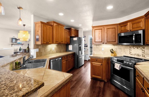 Kingsland House | Relax, Play, Repeat! 5 Star Lakefront Retreat - Hot Tub, Dock, Cabana, Game Room