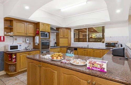 Reinscourt House | Relax with the whole family at this Holiday Mansion.