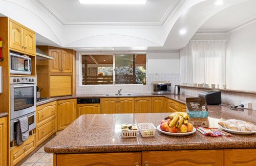 Reinscourt House | Relax with the whole family at this Holiday Mansion.