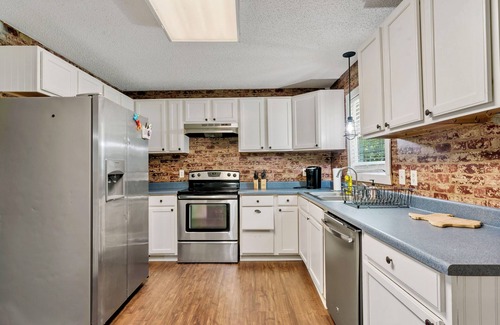 Brookston Cabin | Relax with the whole family at this get-away! Located just 15 min N of Paris.