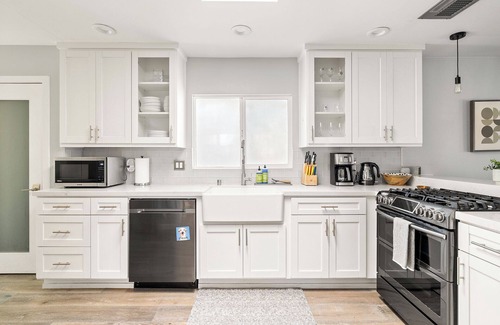 San Fernando House | Relaxation at its finest! Modern cozy home with WiFi and AC in San Fernando