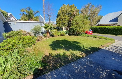 Somerset West House | Relaxed Family Home with Garden, 3 Cats, Games Area – Summer Getaway