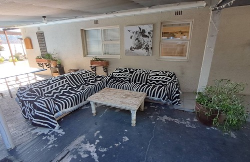 Somerset West House | Relaxed Family Home with Garden, 3 Cats, Games Area – Summer Getaway