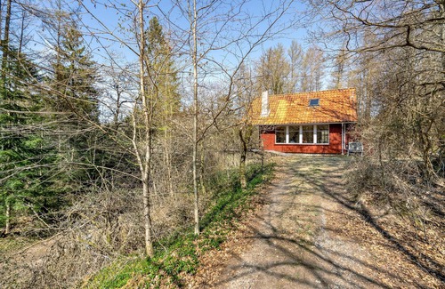 Thorsoe House | Relaxed living in tranquil wooden cottage near forest and meadows.