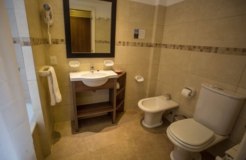 San Carlos de Bariloche Hotel | Relaxing Retreat: Stunning Views, Close to Nahuel Huapi Lake with Heated Pool