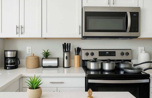 Glendale Apartment | Relaxing 2BD | 3Bed | 70" Smart TV | Free Parking