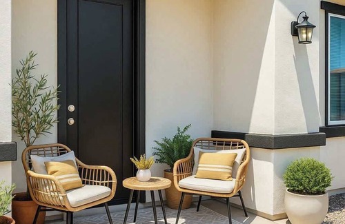 Glendale Apartment | Relaxing 2BD | 3Bed | 70" Smart TV | Free Parking