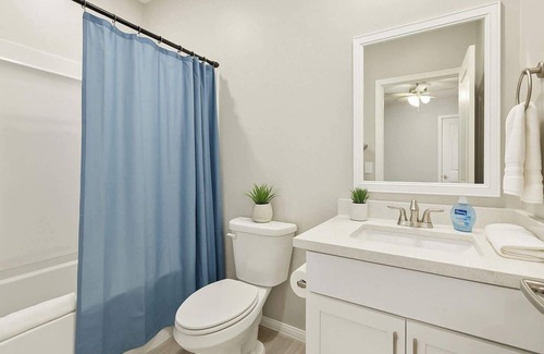 Glendale Apartment | Relaxing 2BD | 3Bed | 70" Smart TV | Free Parking