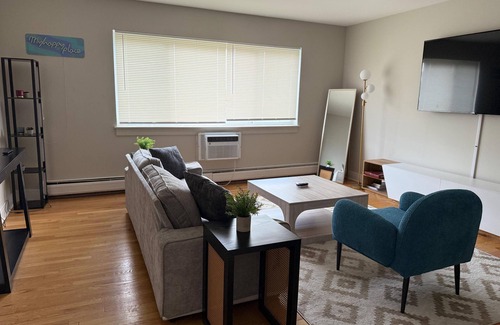 Des Plaines Apartment | Relaxing 2BR Retreat w/Parking Near O’Hare