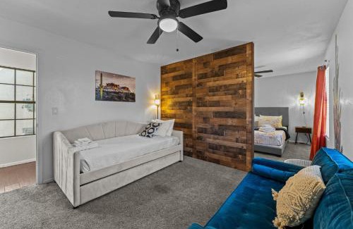 Glendale House | Relaxing 5br W Heated Pool, Billiards & Foosball