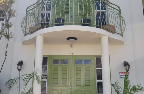 Atlantic Shores Apartment | Relaxing, Amazing beach, pool, Cheap cars, quiet area, surfers paradise 2