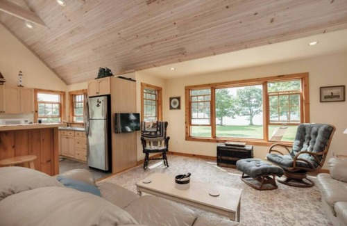 Wolfe Island Cottage | Relaxing Lake Waterfront Home