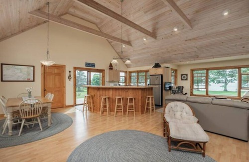 Wolfe Island Cottage | Relaxing Lake Waterfront Home