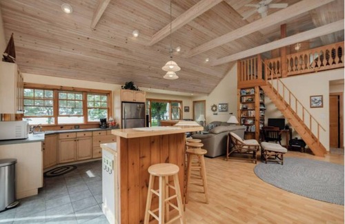 Wolfe Island Cottage | Relaxing Lake Waterfront Home