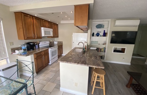 Balboa Island Condo | Relaxing retreat on quiet end of island, four house from North Bay Front