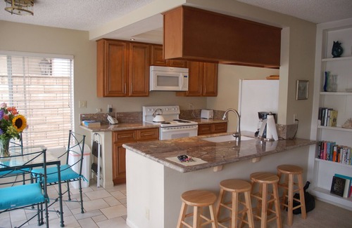 Balboa Island Condo | Relaxing retreat on quiet end of island, four house from North Bay Front