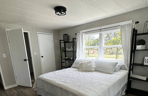 Duchesne House | Relaxing River House right on the Duchesne river