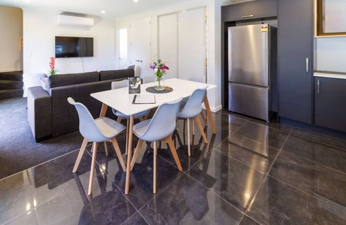 Riccarton House | Relaxing stay across from Westfield mall Sleeps 6