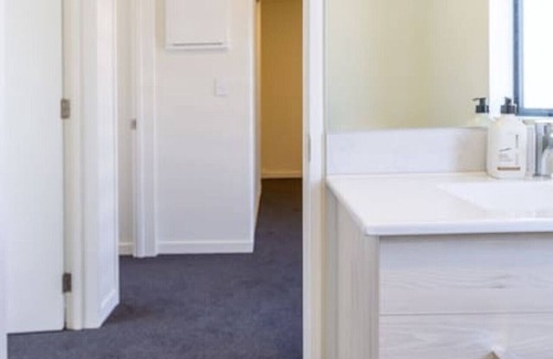 Riccarton House | Relaxing stay across from Westfield mall Sleeps 6