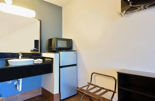 Valdosta Hotel | Relaxing Stay W/Pool, Pets Welcome, Near Leapin Lizards Party Zone