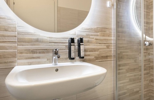 Fiera Condo | Relstay | Cute Single Room with Large Bed