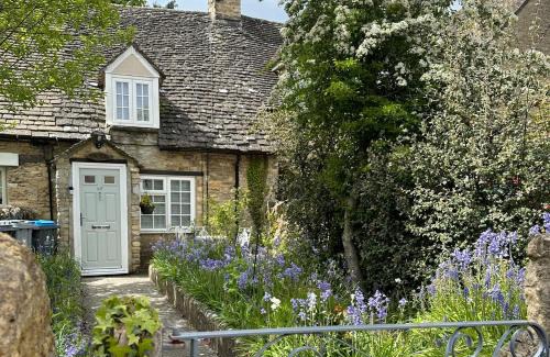 South Leigh House | Remarkable 1-Bed Cotswolds Cottage in Finstock