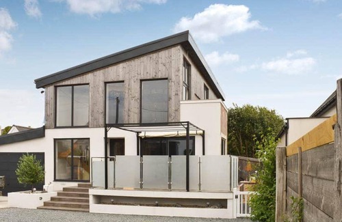 Middleton-on-Sea Apartment | Remarkable Seaside Apartment - Sleeps 4