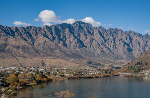 Frankton House | Remarkable Views - Queenstown Holiday Home