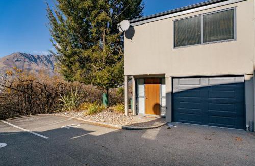 Frankton House | Remarkable Views - Queenstown Holiday Home