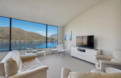 Frankton House | Remarkable Views - Queenstown Holiday Home