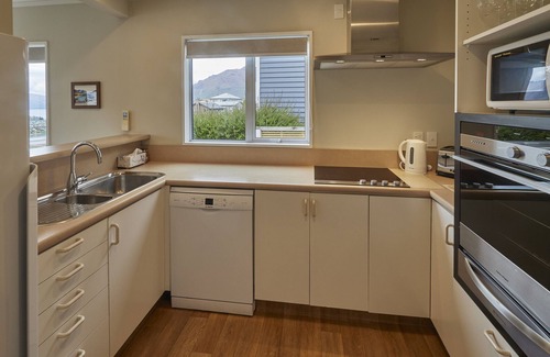 Queenstown House | Remarkable Views, Walking distance to Town