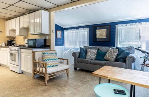 Irving House | Remi-Loo's Bay Escape: Cottage in Sunset Bay