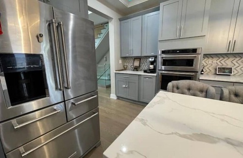 Near West Side House | Remodeled 1890 Chicago Greystone, 4bd 3.5ba & Gym