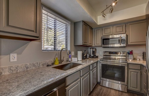 Prescott Condo | Remodeled 2 bd/2 bath condo only 10 minute walk to the Courthouse Square!