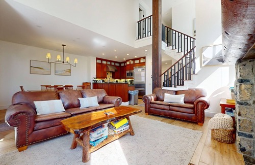 Mammoth Lakes House | Remodeled & Beautiful. Hot Tub, Gas Grill. Quiet Location, Near Biking Trails