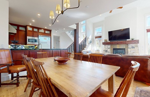 Mammoth Lakes House | Remodeled & Beautiful. Hot Tub, Gas Grill. Quiet Location, Near Biking Trails