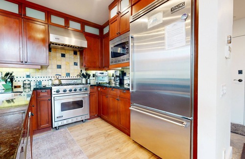 Mammoth Lakes House | Remodeled & Beautiful. Hot Tub, Gas Grill. Quiet Location, Near Biking Trails