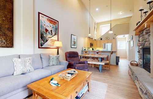 Mammoth Lakes Condo | Remodeled & Bright, On the Golf Course. Gas Grill & Laundry, Pool On-site