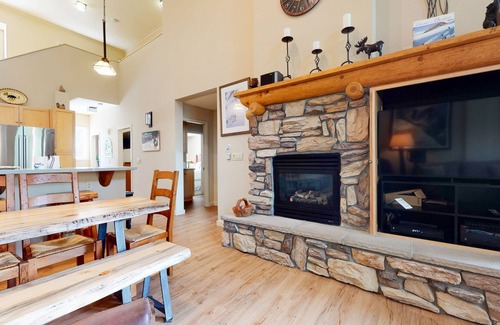 Mammoth Lakes Condo | Remodeled & Bright, On the Golf Course. Gas Grill & Laundry, Pool On-site