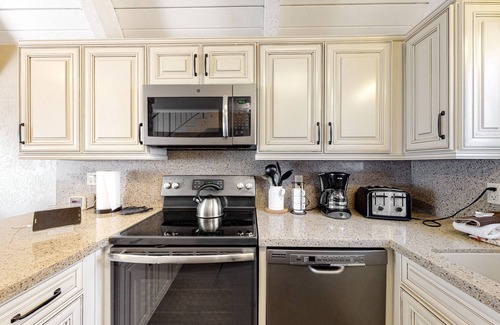 Mammoth Lakes Condo | Remodeled condo with balcony & fireplace - walk to Village gondola