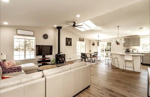 Pierce County Cabin | Remodeled Cottage w/Hot tub, 15 mins away from Mt. Rainier Park entrance