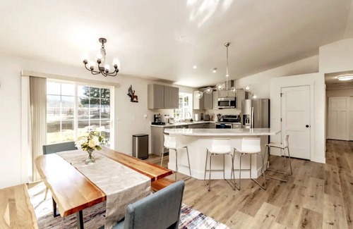 Pierce County Cabin | Remodeled Cottage w/Hot tub, 15 mins away from Mt. Rainier Park entrance